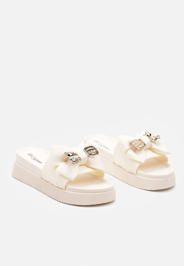 Renee - Beżowe Klapki z Pianki na Platformie z Metalicznym Wykończeniem i Kokardą Nellantha. Okazja: na spacer, na plażę. Nosek buta: otwarty. Kolor: beżowy. Materiał: satyna, jeans. Obcas: na platformie