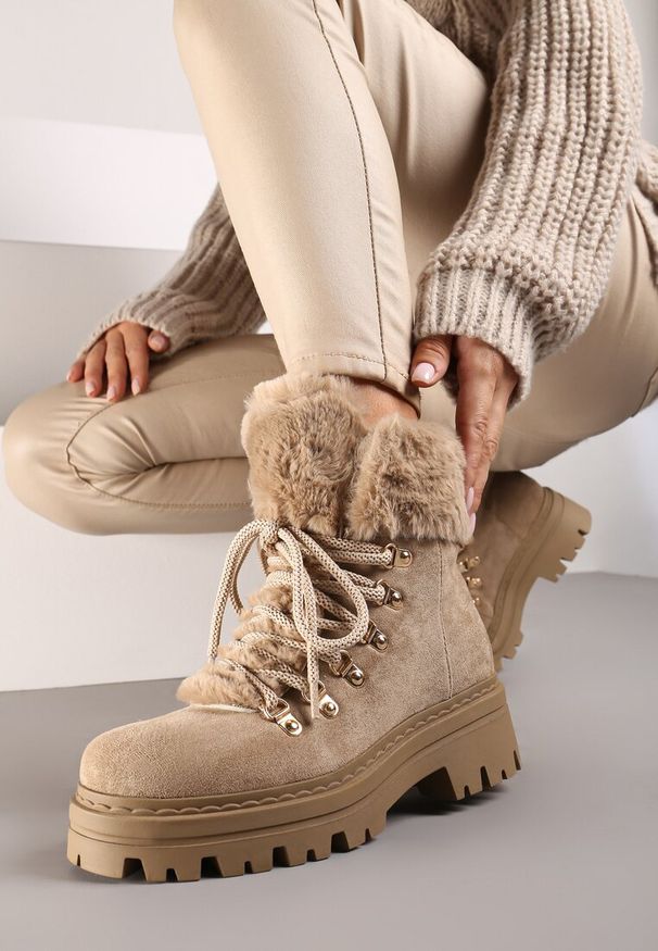 Renee - Ciemnobeżowe Traperki z Futerkiem na Grubej Podeszwie Tairene. Okazja: na co dzień. Kolor: beżowy. Materiał: futro. Styl: casual, klasyczny