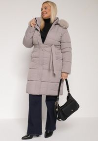 Born2be - Szara Pikowana Kurtka z Kapturem z Futrem i Wiązanym Paskiem Mevinatia. Okazja: na co dzień. Typ kołnierza: kaptur. Kolekcja: plus size. Kolor: szary. Materiał: futro. Styl: casual, klasyczny #4