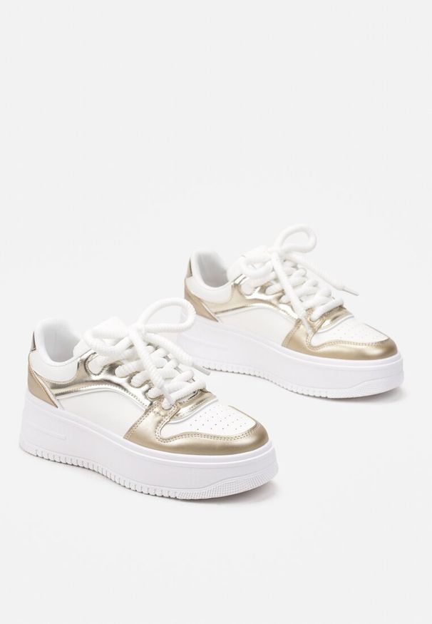 Born2be - Biało-Złote Sneakersy na Grubej Podeszwie z Metalicznymi Wstawkami Atilem. Kolor: biały