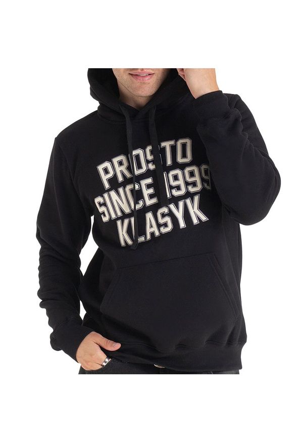 Bluza Prosto Klasyk Hoodie Peska KL222MSWE2032 - czarna. Okazja: na co dzień, na spacer. Typ kołnierza: kaptur. Kolor: czarny. Materiał: dresówka, materiał, poliester, bawełna. Wzór: aplikacja. Styl: casual, klasyczny. Sport: turystyka piesza