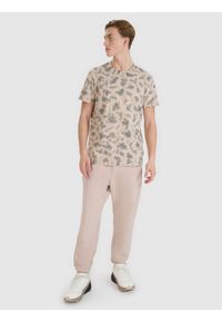 4f - 4F T-shirt oversize z nadrukiem męski - beżowy XXL. Okazja: na co dzień. Kolor: beżowy. Materiał: jersey, bawełna, dzianina. Długość rękawa: krótki rękaw. Długość: krótkie. Wzór: nadruk. Styl: sportowy, klasyczny, casual #2