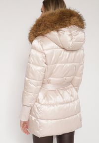 Born2be - Beżowa Kurtka z Pikowanymi Przeszyciami Paskiem i Kapturem z Futrem Lidanessa. Okazja: na co dzień. Kolor: beżowy. Materiał: futro. Styl: casual #3