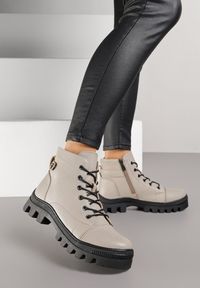 Renee - Ciemnobeżowe Botki Workery Potocki z Metalicznym Nitem Pioaza. Okazja: na co dzień. Kolor: beżowy. Materiał: skóra. Styl: street, casual
