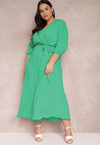 Renee - Zielona Kopertowa Sukienka z Gumką i Paskiem w Talii Zdobiona Plisowaniem Kaylina. Kolekcja: plus size. Kolor: zielony. Wzór: aplikacja. Typ sukienki: kopertowe