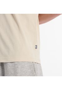 Koszulka męska New Balance MT51507TWF – beżowa. Kolor: beżowy. Materiał: bawełna, dresówka. Wzór: aplikacja, napisy #4