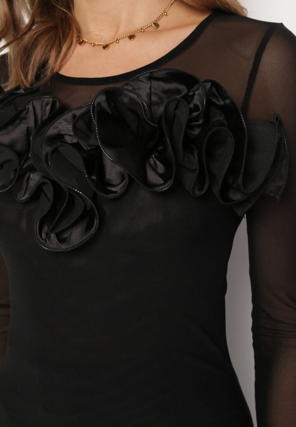 Born2be - Czarna Bluzka z Siateczki Ozdobiona Falbanką Vinria. Kolor: czarny. Wzór: aplikacja
