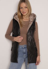 Born2be - Czarna Pikowana Kamizelka o Długim Kroju z Nieodpinanym Kapturem i Aplikacją Koretes. Okazja: na co dzień. Kolor: czarny. Materiał: prążkowany, poliester. Długość: długie. Wzór: aplikacja. Styl: casual #8