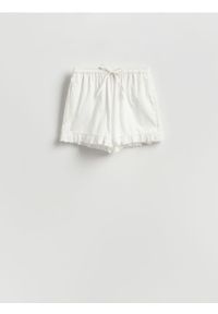 Reserved - Szorty z lyocellem - biały. Kolor: biały. Materiał: bawełna #1