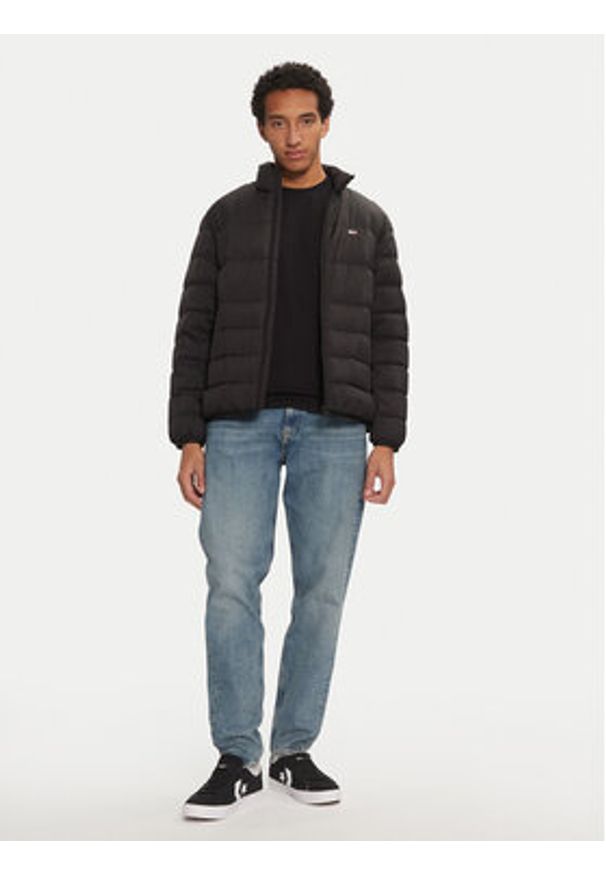 Tommy Jeans Kurtka puchowa DM0DM20686 Czarny Regular Fit. Kolor: czarny. Materiał: syntetyk