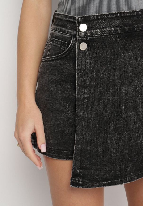 Born2be - Czarne Bawełniane Spódnico-Szorty o Asymetrycznym Kroju Finavia. Okazja: na co dzień. Kolor: czarny. Materiał: bawełna. Styl: elegancki, klasyczny, casual