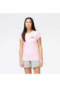 Koszulka damska New Balance WT31804OTP – różowa. Kolor: różowy. Materiał: poliester, materiał, bawełna. Długość rękawa: krótki rękaw. Długość: krótkie. Wzór: napisy