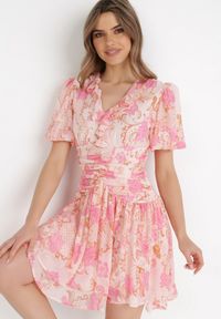 Born2be - Jasnoróżowa Sukienka Iania. Kolor: różowy. Wzór: aplikacja. Typ sukienki: plisowane. Długość: mini #1