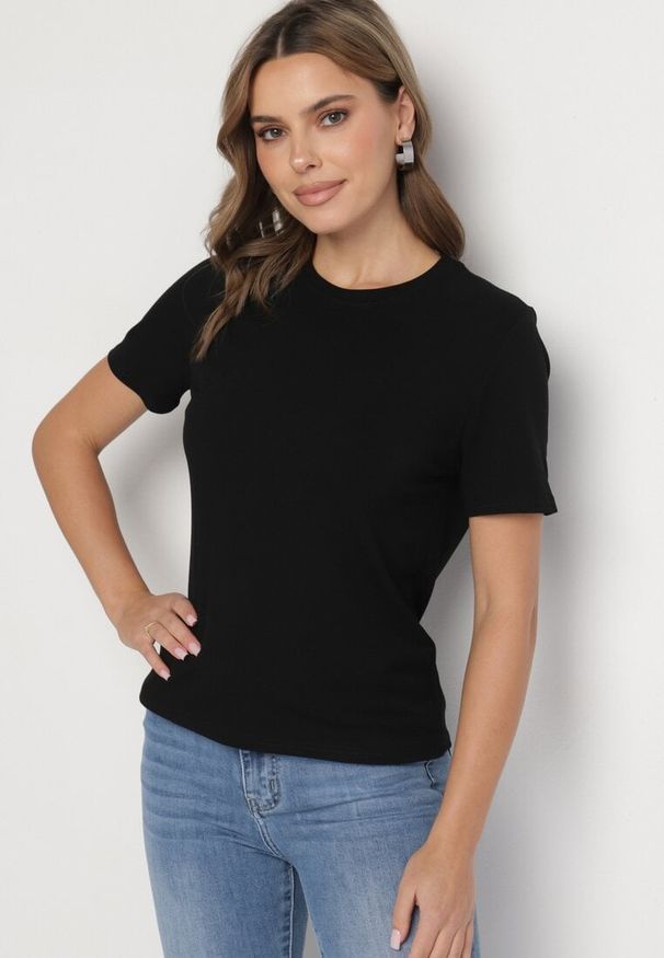 Born2be - Czarny Wiskozowy T-shirt w Klasycznym Stylu Arivoria. Okazja: na co dzień. Kolor: czarny. Materiał: wiskoza. Wzór: aplikacja, bez wzorów. Styl: klasyczny