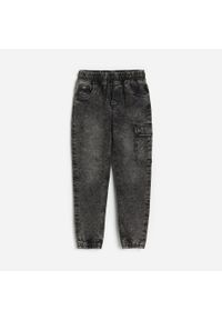 Reserved - Joggery jeansowe z efektem sprania - Szary. Kolor: szary. Materiał: jeans #1