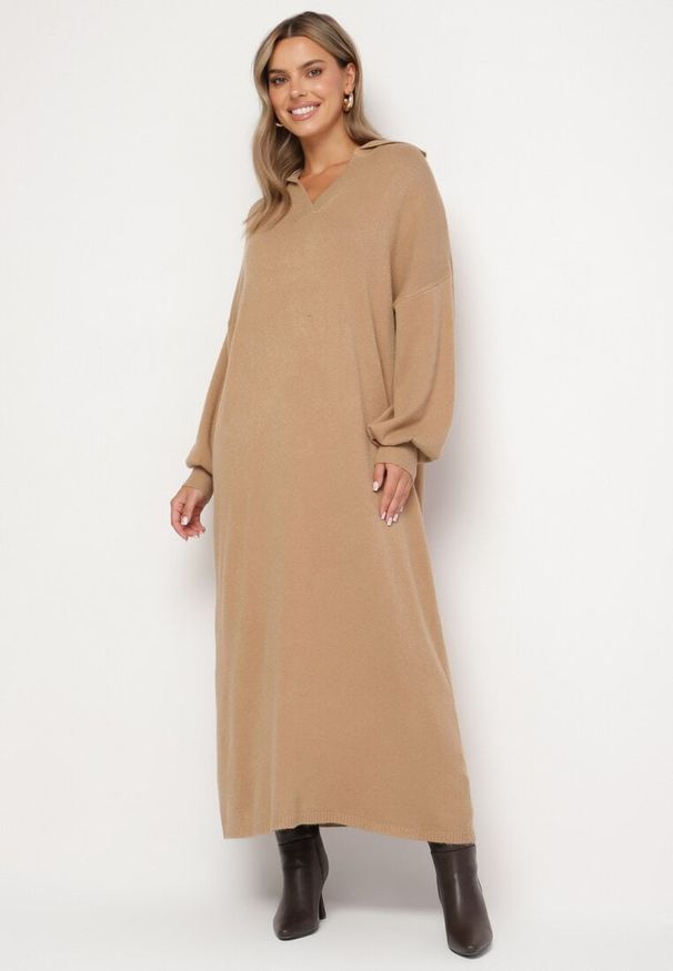 Born2be - Ciemnobeżowa Pudełkowa Sukienka Sweterkowa z Wiskozą Szerokimi Rękawami i Kołnierzykiem Rinfera. Kolor: beżowy. Materiał: wiskoza. Typ sukienki: proste. Styl: wizytowy, elegancki