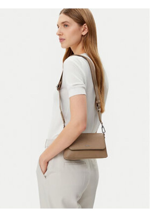 Calvin Klein Torebka Ck Must Dbl Strap Mini Bag_Mono K60K613088 Brązowy. Kolor: brązowy. Materiał: skórzane