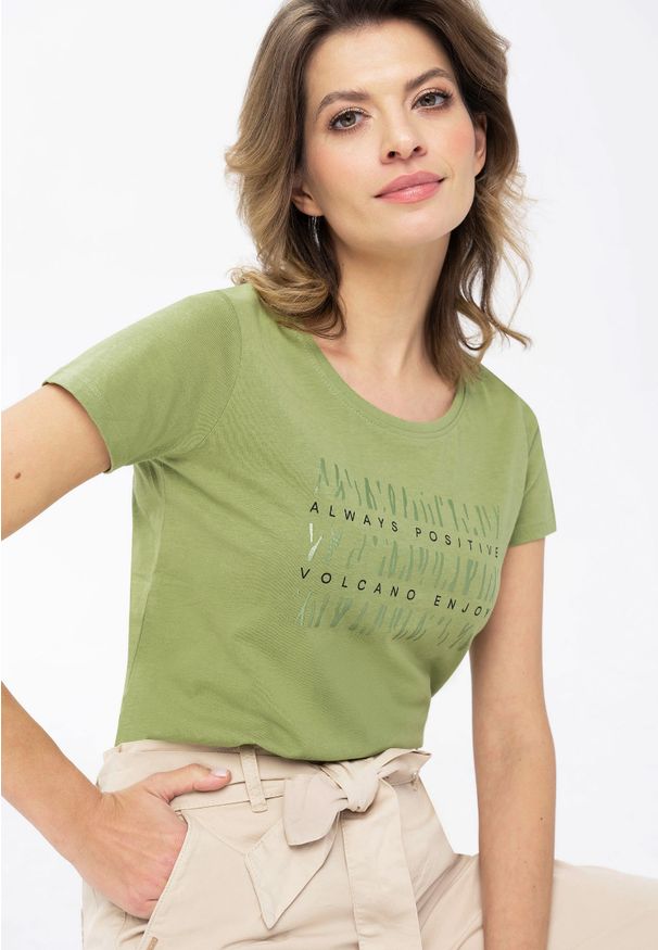 Volcano - Damski t-shirt z nadrukiem T-AMANDA. Kolor: zielony. Materiał: bawełna. Długość rękawa: długi rękaw. Długość: krótkie. Wzór: nadruk. Sezon: wiosna, lato. Styl: klasyczny