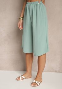 Renee - Jasnozielone Luźne Spodnie 3/4 z Kieszonkami Efrinea. Okazja: na co dzień. Kolor: zielony. Materiał: guma. Styl: elegancki, casual