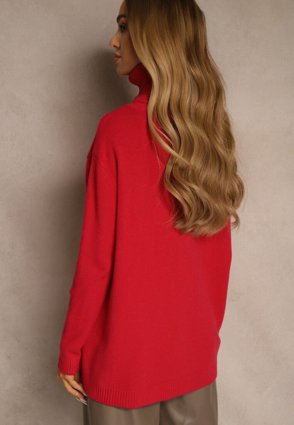 Renee - Czerwony Golf o Fasonie Klasycznego Swetra z Domieszką Kaszmiru Rorilaine. Okazja: na co dzień. Typ kołnierza: golf. Kolor: czerwony. Materiał: kaszmir. Długość rękawa: długi rękaw. Długość: długie. Wzór: aplikacja. Styl: klasyczny