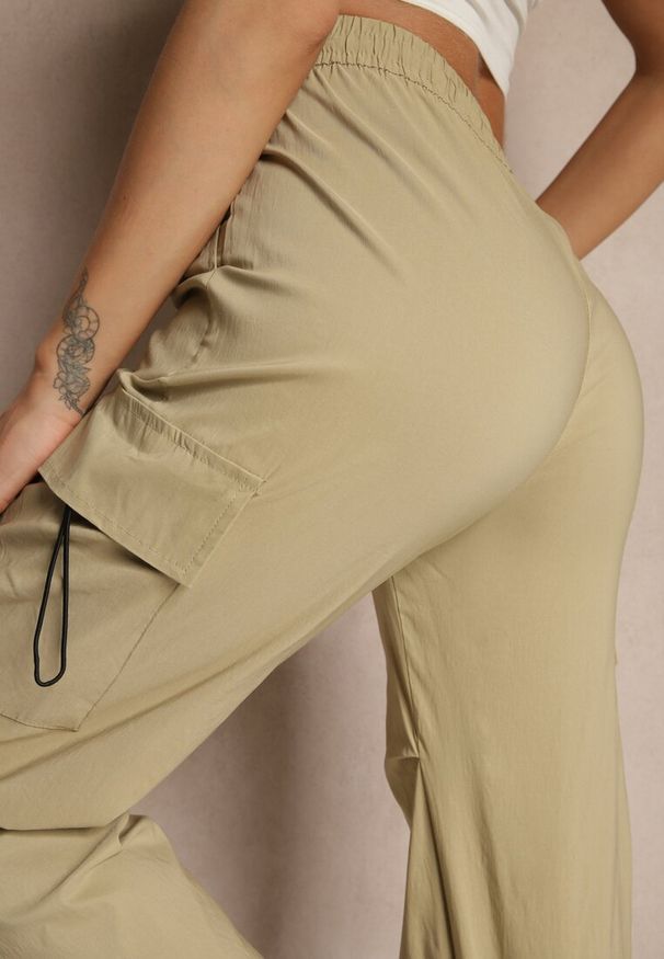 Renee - Jasnobeżowe Spodnie z Bawełną Typu Cargo High Waist Puvoria. Okazja: na co dzień, na spacer. Stan: podwyższony. Kolor: beżowy. Materiał: bawełna. Styl: casual