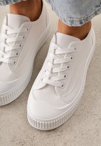 Renee - Białe Klasyczne Trampki na Żłobionej Podeszwie Levanatia. Kolor: biały. Materiał: jeans, koronka. Styl: klasyczny #8