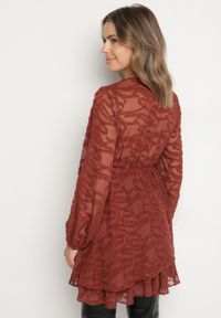 Born2be - Czerwona Siateczkowa Sukienka o Rozkloszowanym Kroju Zdobiona Tłoczeniem Zenesava. Okazja: na co dzień. Typ kołnierza: dekolt w serek. Kolor: czerwony. Materiał: poliester. Wzór: aplikacja. Sezon: lato. Typ sukienki: rozkloszowane. Styl: elegancki, casual, klasyczny #6