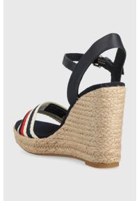 TOMMY HILFIGER - Tommy Hilfiger sandały CORPORATE WEDGE damskie kolor granatowy na koturnie FW0FW07086. Zapięcie: klamry. Kolor: niebieski. Materiał: materiał. Obcas: na koturnie #4