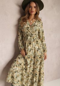 Renee - Zielona Sukienka Kopertowa Maxi Fisa. Typ kołnierza: kołnierz z falbankami. Kolor: zielony. Materiał: tkanina. Długość rękawa: długi rękaw. Wzór: aplikacja, kwiaty, nadruk. Typ sukienki: kopertowe. Styl: boho. Długość: maxi