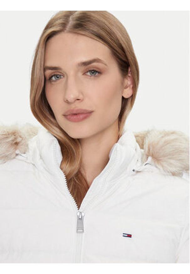 Tommy Jeans Kurtka puchowa Essential DW0DW18864 Écru Slim Fit. Kolor: kremowy. Materiał: syntetyk