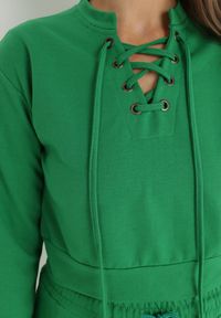 Born2be - Zielona Bluza Crop Top z Wiązaniem Kassima. Okazja: na co dzień. Kolor: zielony. Materiał: bawełna, dresówka, dzianina. Długość: długie. Wzór: aplikacja. Styl: casual, klasyczny, sportowy #4