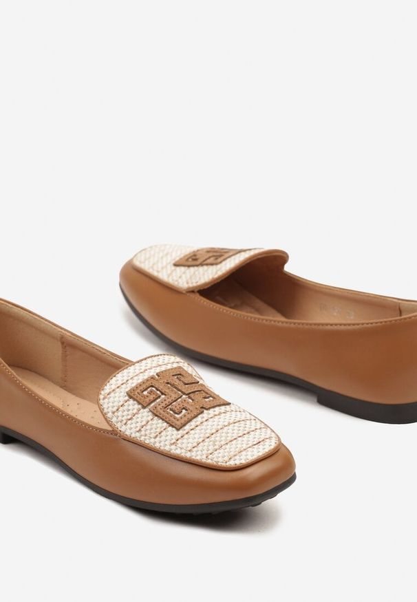 Renee - Brązowe Mokasyny z Tweedowymi Wstawkami i Geometryczną Aplikacją Teliviela. Kolor: brązowy. Materiał: jeans. Wzór: geometria, aplikacja. Obcas: na obcasie. Styl: klasyczny, elegancki. Wysokość obcasa: niski