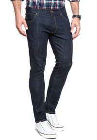 Wrangler - WRANGLER LARSTON MĘSKIE SPODNIE JEANSOWE JEANSY DARK RINSE W18SP690A. Wzór: jednolity