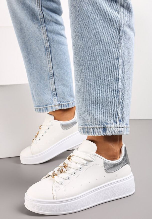 Renee - Biało-Srebrne Sneakersy na Platformie z Metaliczną Wstawką Grevaja. Kolor: srebrny. Materiał: jeans. Obcas: na platformie