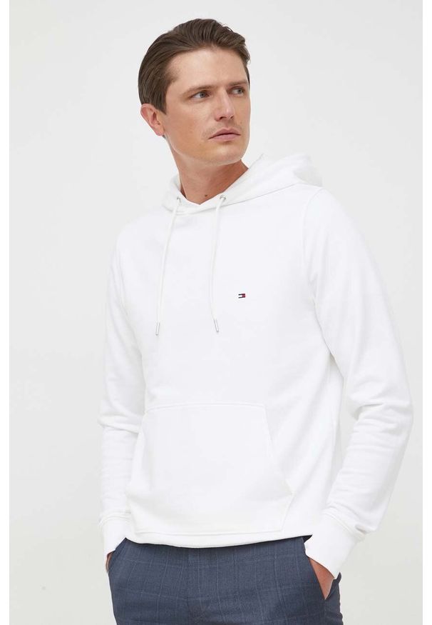 TOMMY HILFIGER - Tommy Hilfiger bluza męska kolor biały z kapturem gładka. Typ kołnierza: kaptur. Kolor: biały. Materiał: bawełna, materiał. Długość rękawa: długi rękaw. Długość: długie. Wzór: gładki