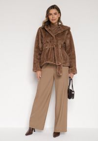 Born2be - Jasnobrązowa Kurtka Futerko z Kapturem i Wiązanym Paskiem Zetara. Okazja: na spacer, na co dzień. Typ kołnierza: kaptur. Kolor: brązowy. Materiał: futro. Styl: casual, klasyczny #7