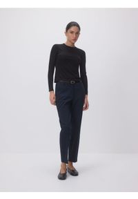 Reserved - Spodnie cygaretki z paskiem - granatowy. Kolor: niebieski. Materiał: tkanina, bawełna