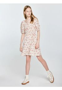 Big-Star - Sukienka dziewczęca z wiskozy w kwiatowy wzór perłowa Radojka 103. Okazja: na spacer. Typ kołnierza: kokarda, dekolt w karo. Kolor: kremowy. Materiał: wiskoza. Wzór: kwiaty. Sezon: lato #4
