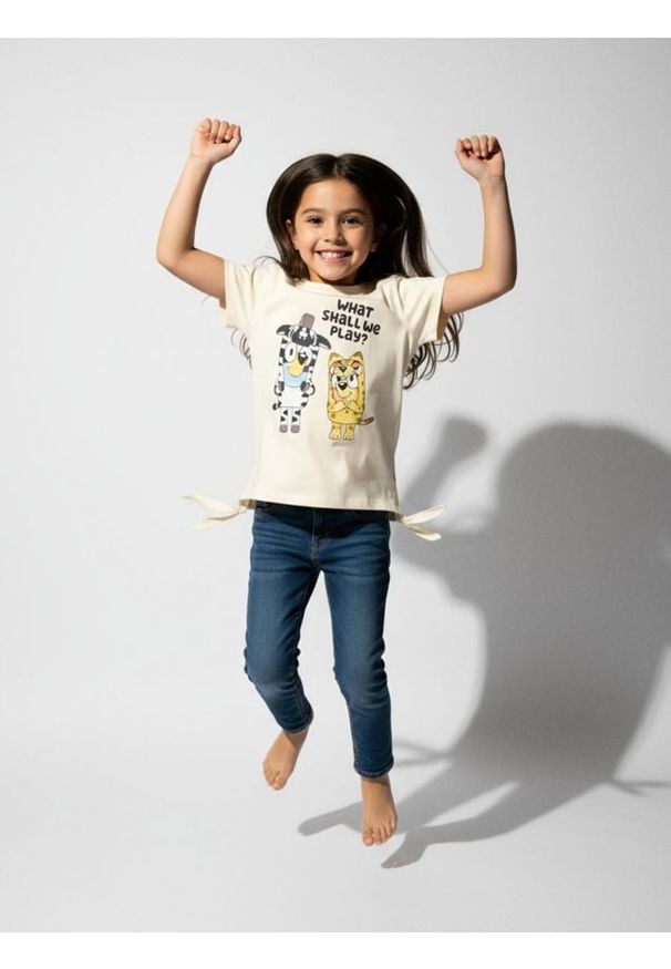 Sinsay - Koszulka z wiązaniami po bokach Bluey - kremowy. Kolor: kremowy