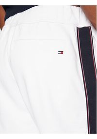 TOMMY HILFIGER - Tommy Hilfiger Spodnie dresowe MW0MW37477 Biały Regular Fit. Kolor: biały. Materiał: bawełna