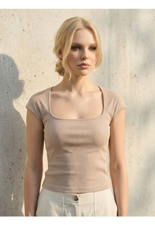 Sinsay - Prążkowana koszulka z rękawem kimono - beżowy. Kolor: beżowy. Materiał: prążkowany