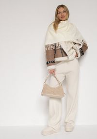 Born2be - Jasnobeżowy Trójkątny Szalik z Wiskozy i Bawełny z Frędzlami Vetirala. Okazja: na co dzień, do pracy, na spotkanie biznesowe. Kolor: beżowy. Materiał: bawełna, wiskoza. Styl: biznesowy, casual, elegancki #3