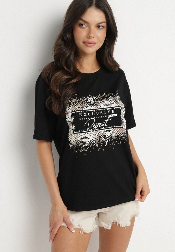Born2be - Czarny Bawełniany T-shirt Ozdobiony Nadrukiem Nartzedi. Okazja: na co dzień. Kolor: czarny. Materiał: bawełna. Wzór: aplikacja, nadruk. Styl: casual
