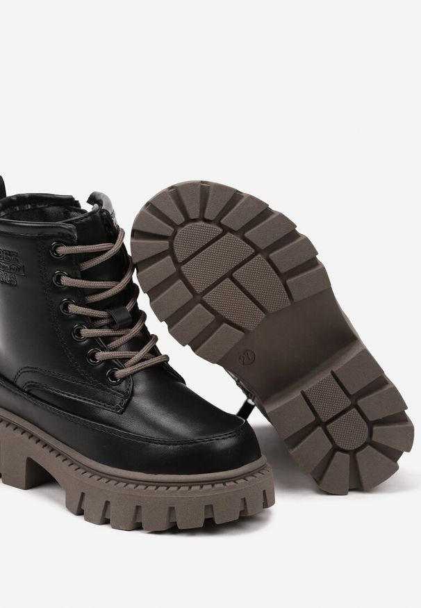 Renee - Czarne Sznurowane Botki Workery na Tłoczonej Platformie Edrittia. Okazja: na uczelnię. Zapięcie: sznurówki. Kolor: czarny. Materiał: jeans. Styl: elegancki
