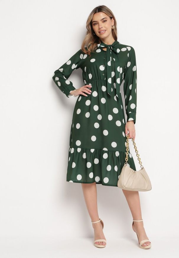 Born2be - Ciemnozielona Rozkloszowana Sukienka Midi z Wiązaniem przy Dekolcie w Kropki Velvina. Kolor: zielony. Wzór: kropki. Styl: retro. Długość: midi