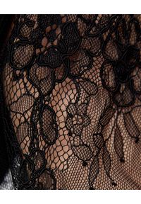 SELF PORTRAIT - Czarna sukienka mini z koronką. Kolor: czarny. Materiał: koronka. Wzór: koronka. Typ sukienki: rozkloszowane. Styl: retro, elegancki. Długość: mini #2