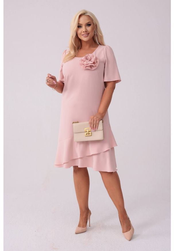 Moda Size Plus Iwanek - Elegancka sukienka Evelyn na wesele w kolorze delikatnego różu PLUS SIZE XXL. Okazja: na wesele, na ślub cywilny. Typ kołnierza: kołnierz z falbankami. Kolekcja: plus size. Kolor: różowy. Wzór: gładki, aplikacja, kwiaty. Typ sukienki: dla puszystych. Materiał: tkanina, elastan, poliester. Styl: elegancki. Długość: midi