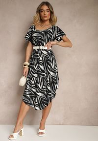 Renee - Czarna Rozkloszowana Sukienka z Bawełny z Dłuższym Tyłem Ronellea. Okazja: na co dzień, na imprezę. Kolor: czarny. Materiał: bawełna. Sezon: lato. Styl: elegancki, casual