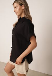 Born2be - Czarna Wiskozowa Koszula Oversize na Krótki Rękaw z Ozdobnymi Guzikami Selishis. Okazja: do pracy, na co dzień. Kolor: czarny. Materiał: wiskoza. Długość rękawa: krótki rękaw. Długość: krótkie. Styl: elegancki, casual #8