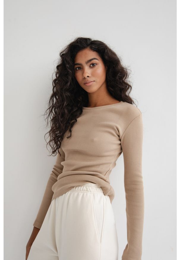 Marsala - Dopasowany top z długim rękawem z prążkowanej dzianiny w kolorze HARVEST BEIGE - MOODY-M. Kolor: beżowy. Materiał: prążkowany, dzianina. Długość rękawa: długi rękaw. Długość: długie